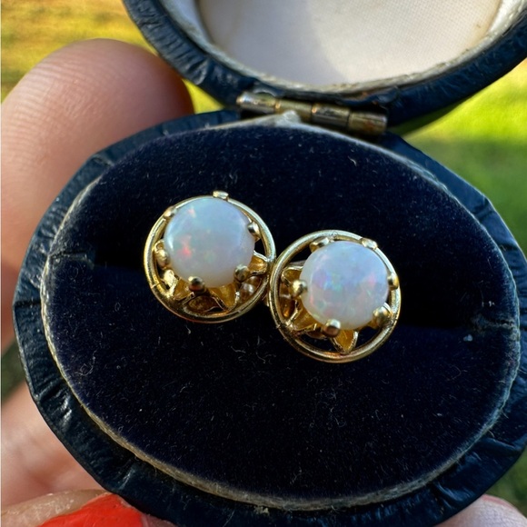 Vintage solid 14k yellow gold genuine opal stud earrings - Picture 12 of 14